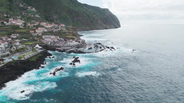 Océano Ondas Que Estrellan Costa Rocosa Piscinas Rocas Volcánicas Porto — Vídeos de Stock