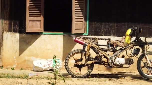 Old Vietnamese Redneck Bike Parked Regular Building Motion Right — Stock Video