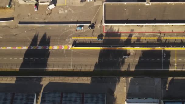 Tiro Aéreo Cima Para Baixo Corrida Treinamento Pista Corrida Carros — Vídeo de Stock