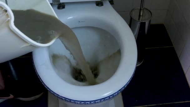 Fechar Água Suja Saindo Sofá Após Limpeza Profunda — Vídeo de Stock