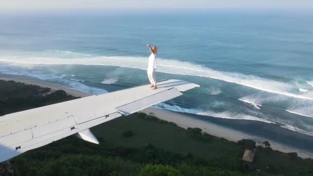 Счастливый Молодой Человек Танцующий Крыле Заброшенного Самолета Скале Бали — стоковое видео