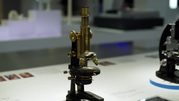 真鍮製のいくつかの古代のものと異なる顕微鏡モデルの間のパン 光学博物館のショーケースに表示されます — ストック動画