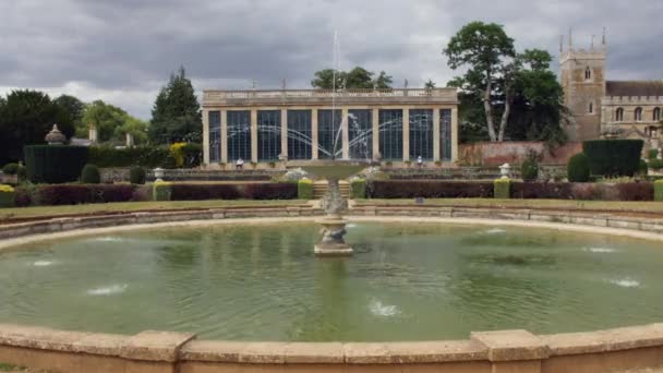Una Fuente Agua Naranjería Los Jardines Majestuoso Palacio Mansión Inglaterra — Vídeo de stock