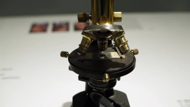 Detailní Záběr Sklíčka Starším Optickém Mikroskopu — Stock video