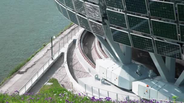 法国巴黎塞纳河音乐厅现代太阳能电池板穹顶结构的封闭 水面闪烁着水汽 — 图库视频影像