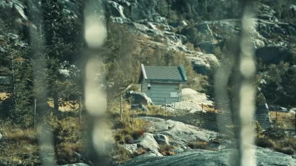 Uma Pequena Cabana Escondida Nas Montanhas Câmara Lenta Direita — Vídeo de Stock