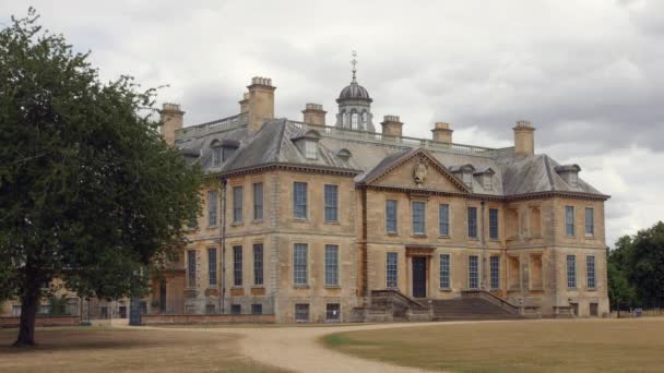 英国乡村富饶地产上的一幢大房子 这所富丽堂皇的宅邸有很好的花园和草坪 — 图库视频影像
