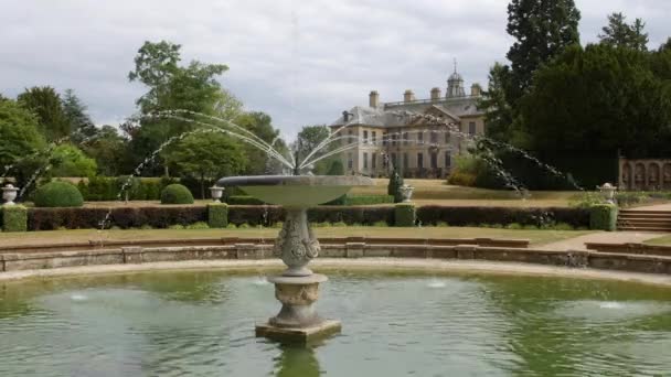 Ein Wasserbrunnen Einem Großen Pool Den Luxuriösen Gärten Eines Wohlhabenden — Stockvideo