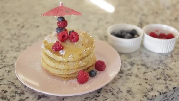 Vista Dall Alto Deliziosa Pila Frittelle Con Guarnire Lampone Pancake — Video Stock