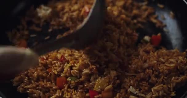 Смешивание Чауфийского Риса Ингредиентами Кастрюле Китайский Жареный Рис — стоковое видео