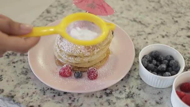 Mujer Joven Espolvorea Azúcar Torre Tortitas Caseras Decoradas Con Frambuesas — Vídeos de Stock