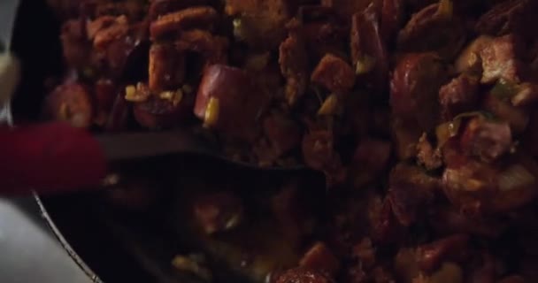 フライパンの中の中国 チョリソー 肉の一部のクローズアップ — ストック動画