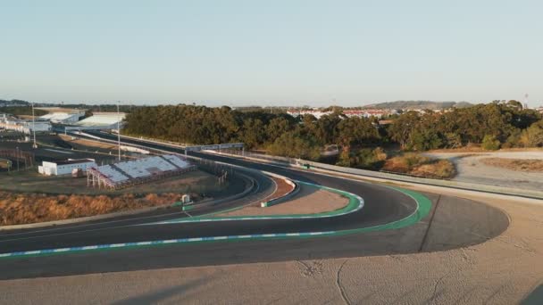 ポルトガルのEstoril Circuitの最初の角の空中ビュー — ストック動画