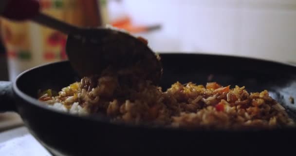 Tavada Pirinç Şöförü Yapıyorum Çin Peru Usulü Kızarmış Pilav Yakın — Stok video