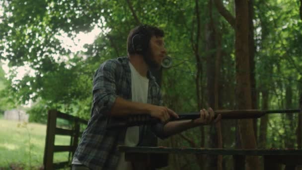 Fiatal Amerikai Férfi Ölelés Shotgun Kész Lőni Cél Erdőben Fókusz — Stock videók
