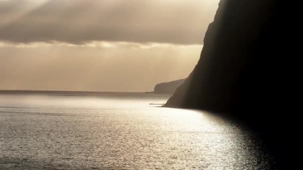 Raggi Sole Che Splendono Sul Mare Con Acque Scintillanti Tramonto — Video Stock