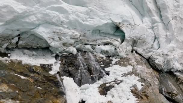格鲁吉亚Svaneti地区Adishi冰川底部的水流 空中回弹 — 图库视频影像