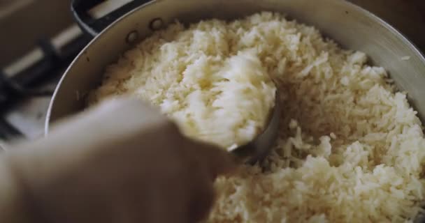 用勺子把煮好的白饭从锅里捞出来 — 图库视频影像