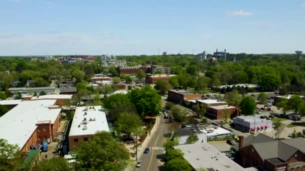 Drone Τροχιά Δεξιά Της Μικρής Πόλης Ηπα Downtown Carrboro Βόρεια — Αρχείο Βίντεο