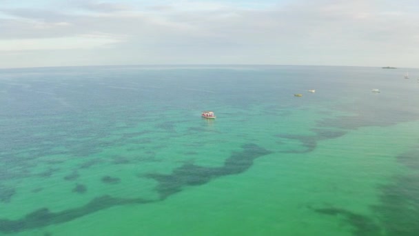 Drone Push Till Båten Vattnet Jamaica — Stockvideo