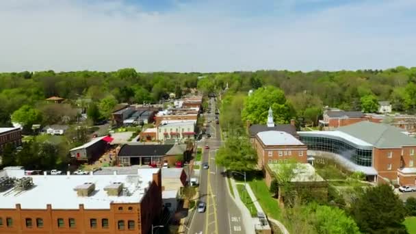 无人驾驶飞机在北卡罗莱纳州的Hillsboro市中心冲入美国小镇 — 图库视频影像