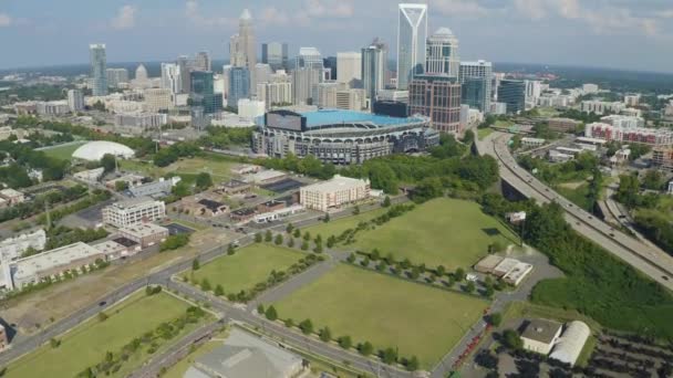 Drone Push Camera Tilt Över Bank America Carolina Panthers Stadium — Stockvideo