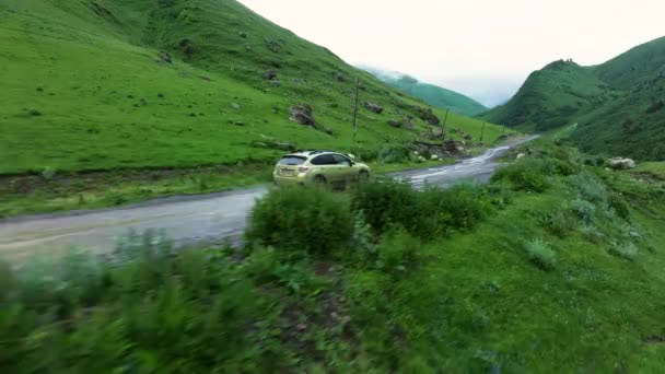 Auto Rijden Door Plas Dirt Road Regen Georgië Vanuit Lucht — Stockvideo