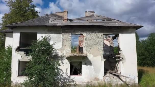 Închideți Videoclipul Dronei Casei Abandonate Fără Acoperiș Coșuri Fum Vechi — Videoclip de stoc