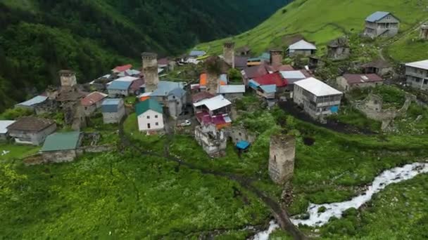 Medievale Adishi Highland Village Con Torri Svana Fiume Georgia Pullback — Video Stock