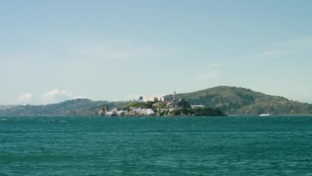 美国加利福尼亚州旧金山湾对面的阿尔卡特拉兹岛39号码头的广角视野 — 图库视频影像
