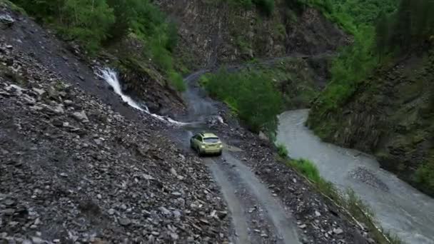 Mountain Pass Steep Valley Αυτοκίνητο Που Πηγαίνει Στο Χωριό Ushguli — Αρχείο Βίντεο