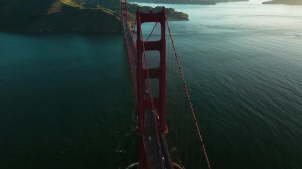 Voando Sobre Famosa Ponte Golden Gate Com Tráfego Nascer Sol — Vídeo de Stock