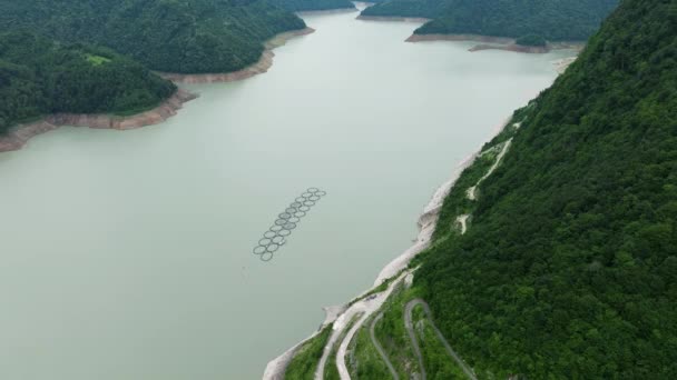 ジョージア州のパタラエングリ川のJvari Enguri貯水池の空中ビュー — ストック動画