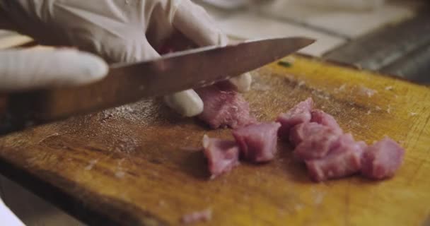 Primo Piano Del Pesce Tagliato Pezzi Fare Ceviche Con Guanti — Video Stock