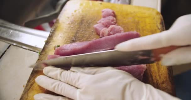 Cortar Trozos Pescado Con Cuchillo Para Hacer Ceviche Primer Plano — Vídeo de stock