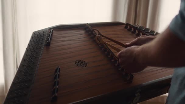 Dulcimer Instrumento Música Clássica Madeira Close Mãos Caucasianas Corda Martelo — Vídeo de Stock