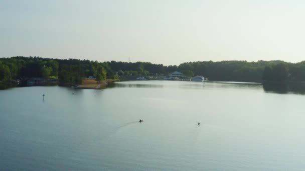 Drone Orbit Right Two People Kayaks Water Lake Norman Mooresville — Vídeos de Stock