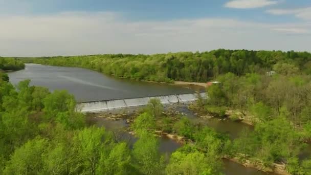 Drone Flyover Nad Rzeką Północnej Karolinie Spillway — Wideo stockowe