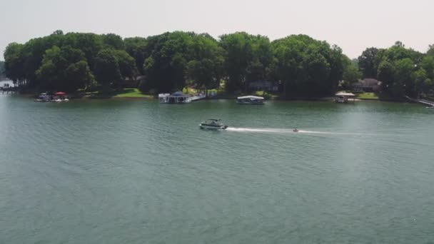 Drone Dolly Deixou Rastreamento Barco Lago Norman Puxando Tubo — Vídeo de Stock