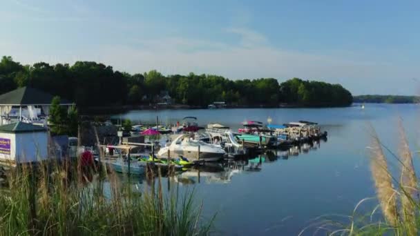 Drone Pedestal Revelando Barcos Atracados Lago Norman Carolina Norte — Vídeo de Stock