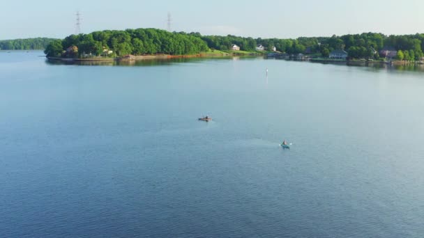 ノースカロライナ州ノーマン湖の2人のカヤック乗りの上のドローン軌道 — ストック動画