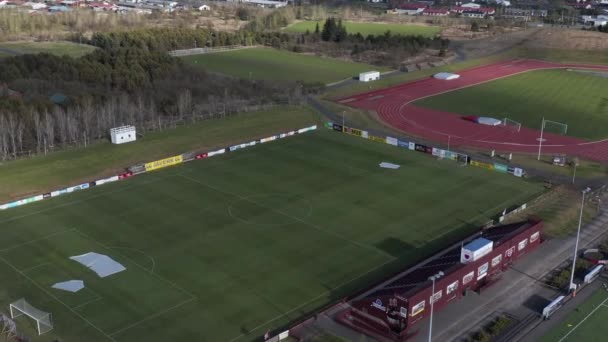 空の完璧な緑の芝生サッカー場 Selfosvllurクラブ アイスランド — ストック動画