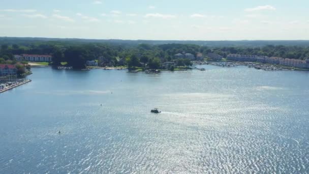 Drone Aerial Shot Pontoon Boat Træk Ind Marina Lake Norman – Stock-video