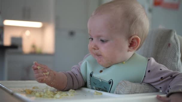 귀여운 아기가 음식을 만들고 실시간 — 비디오