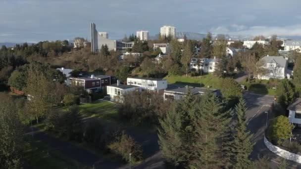 Casas Modernas Suburbanas Islandia Con Luz Solar Hora Dorada Aérea — Vídeo de stock