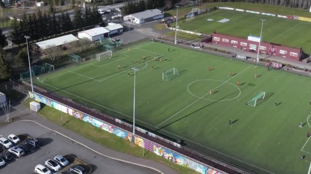 Complexe Sportif Football Avec Parking Équipes Football Entraînant Sur Gazon — Video