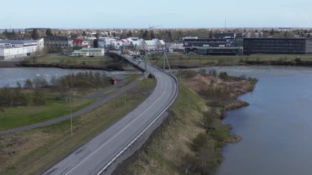 Voler Vers Petite Ville Selfoss Islande Avec Pont Ifusrbr Traversant — Video
