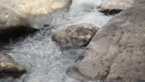 Woda Przepływa Między Skałami Małym Odpływem Wody Porze Suchej Piękna — Wideo stockowe