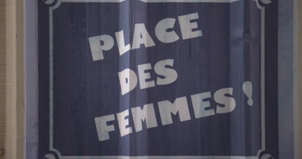 Fransız Tabelasını Yakın Çekimde Kadınların Yeri Yazıyor — Stok video