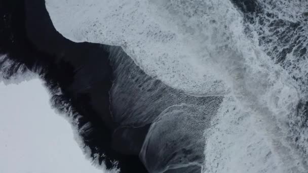 Piękne Zdjęcie Drona Black Beach Islandii Pokazuje Wysokie Fale Morza — Wideo stockowe